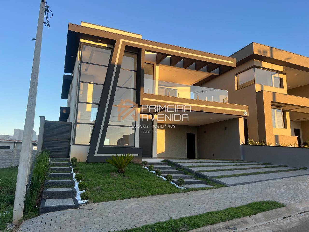 Casa à venda com 3 quartos, 239m² - Foto 1