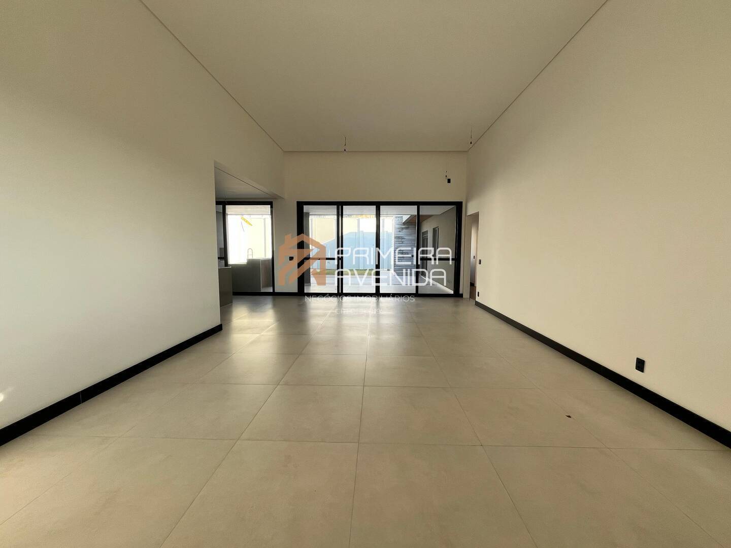 Casa à venda com 4 quartos, 300m² - Foto 2