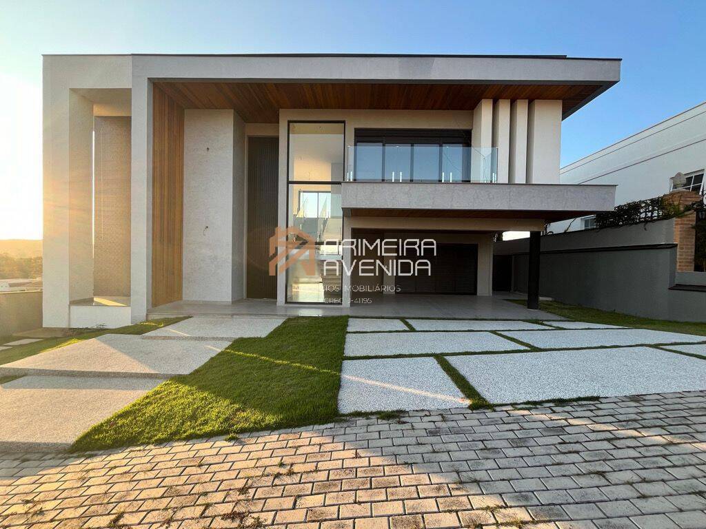 Casa à venda com 4 quartos, 426m² - Foto 1